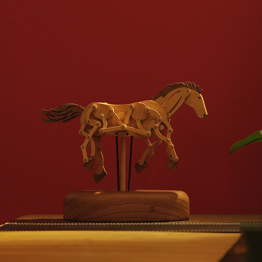 Handcrafted Wooden Mechanical Running Horse Dynamic Motion Desk Decor - VICTMAX