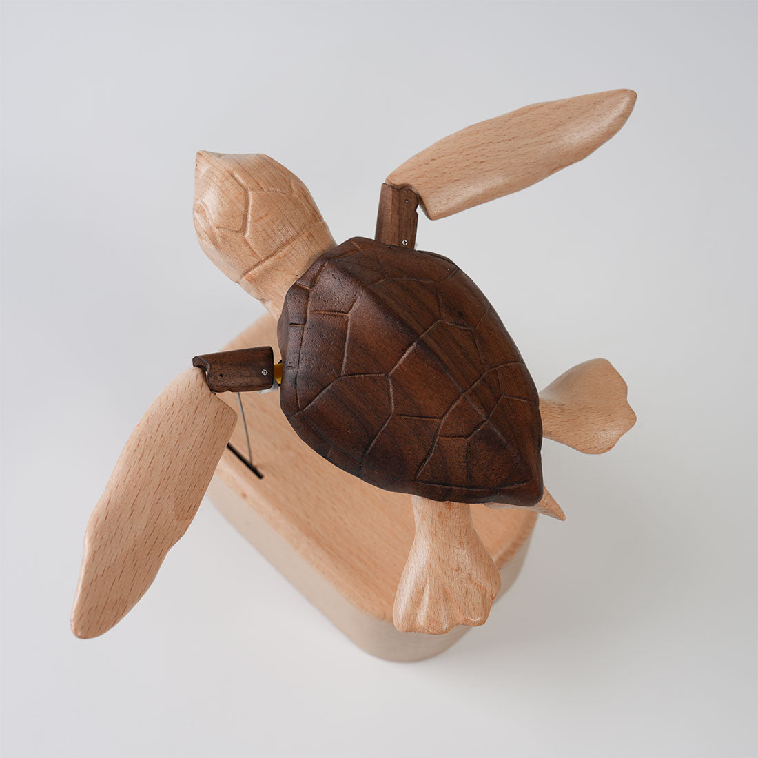 Wooden Sea Turtle Model, Dynamic Mechanical Sculpture with Swimming Motion, Handcrafted Ocean Creature Desk Decor in Walnut and Beech Wood - Victmax