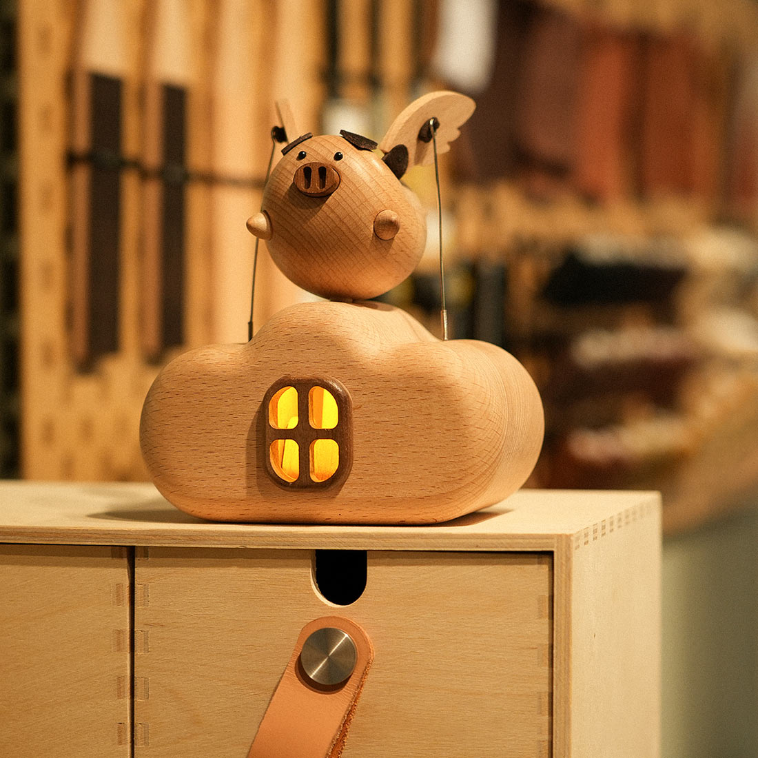 Mechanical Wooden Flying Pig Dynamic Motion Desk Decor - VICTMAX