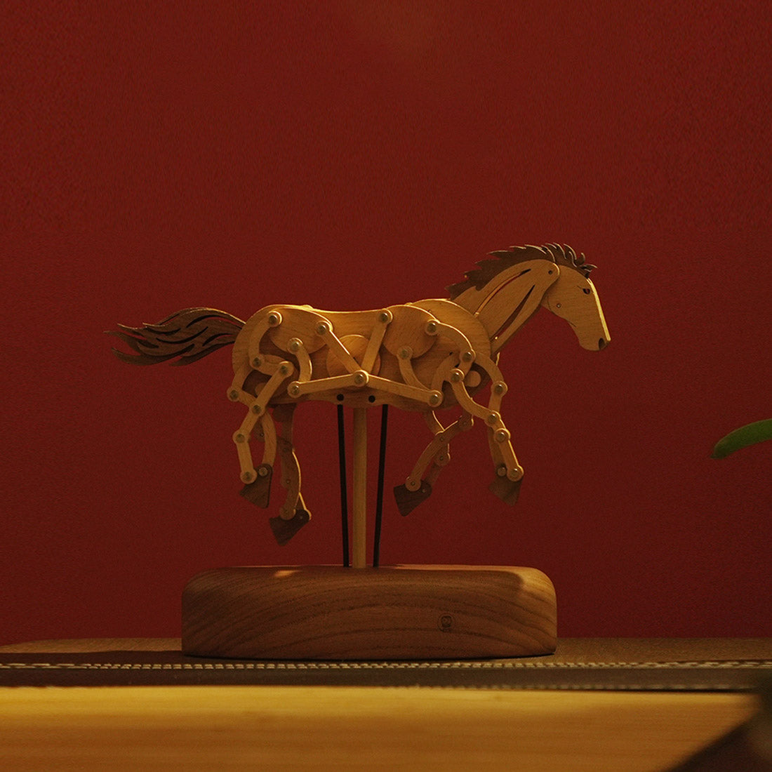 Handcrafted Wooden Mechanical Running Horse Dynamic Motion Desk Decor - VICTMAX
