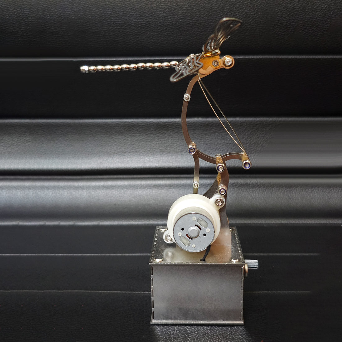 Mechanical Dragonfly Model with Flapping Wings Dynamic Metal Sculpture - VICTMAX
