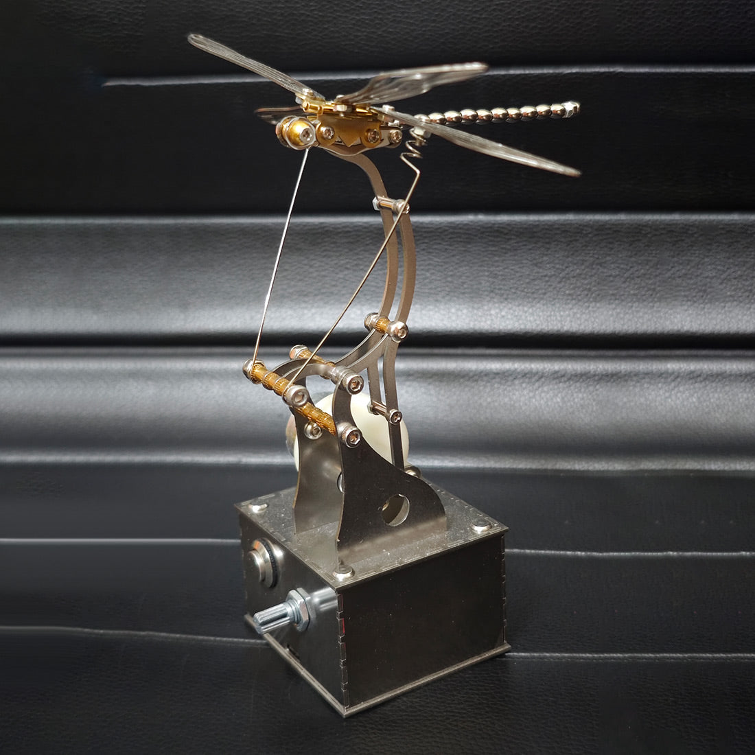 Mechanical Dragonfly Model with Flapping Wings Dynamic Metal Sculpture - VICTMAX