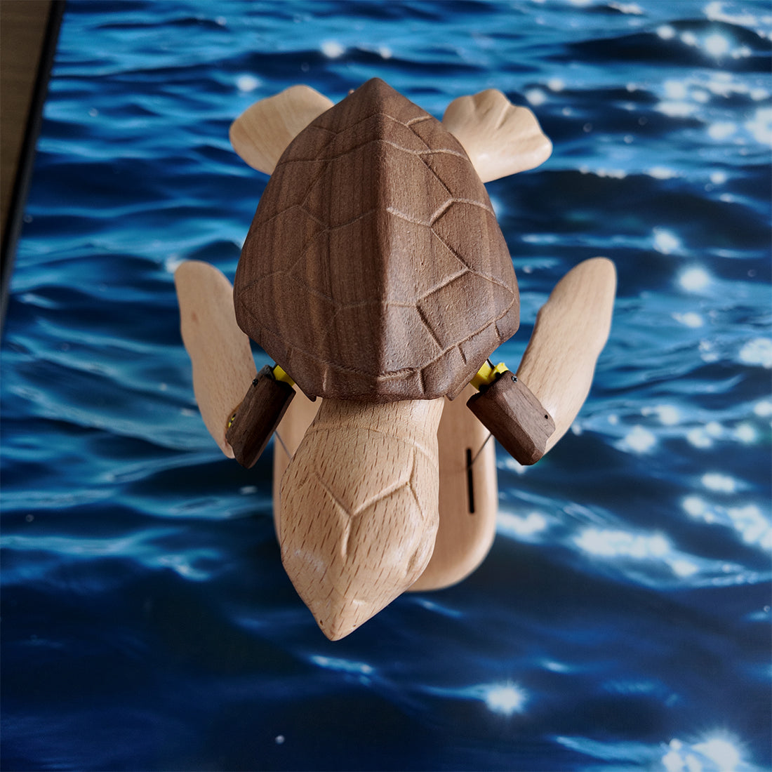 Wooden Sea Turtle Model, Dynamic Mechanical Sculpture with Swimming Motion, Handcrafted Ocean Creature Desk Decor in Walnut and Beech Wood - Victmax